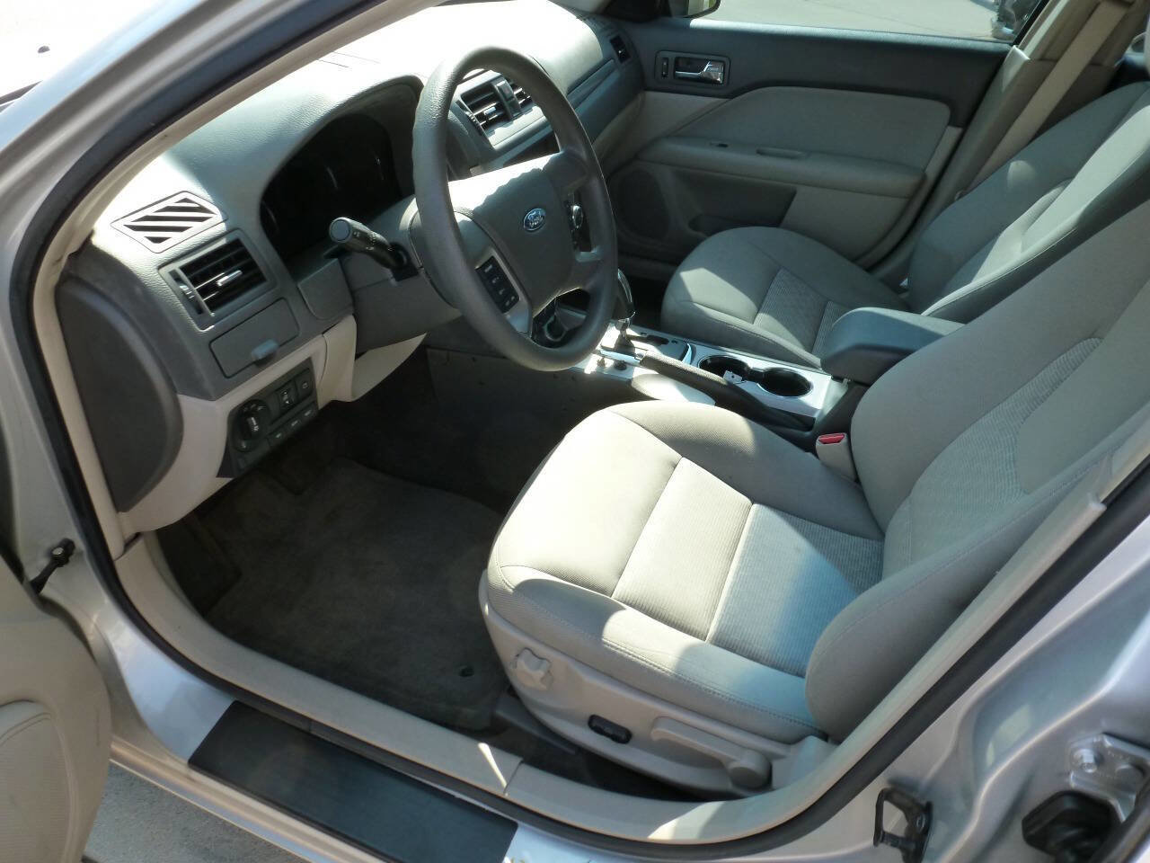 Used 2010 Ford Fusion SE FWD image 9