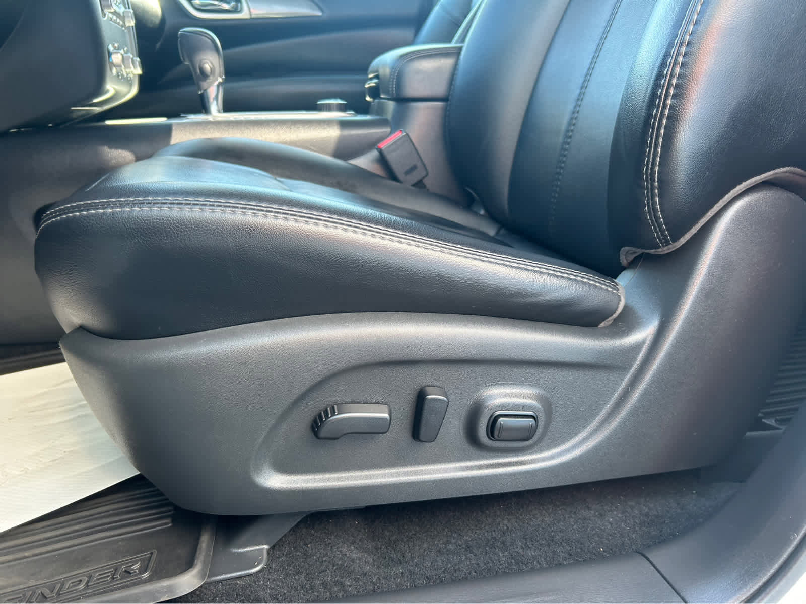 Used 2019 Nissan Pathfinder SL image 11