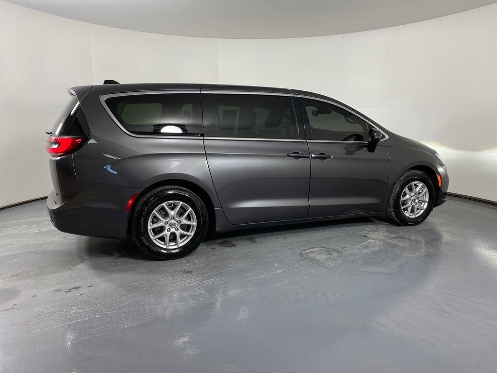 Used 2023 Chrysler Pacifica Touring-L image 6
