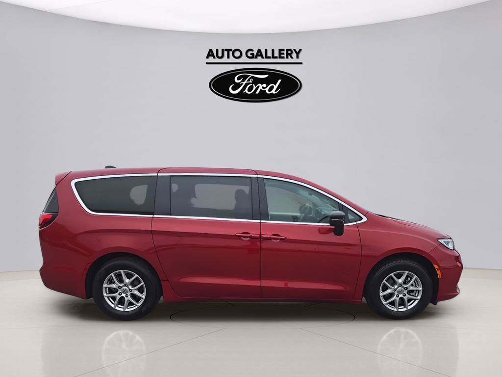 Used 2024 Chrysler Pacifica Touring-L FWD image 4