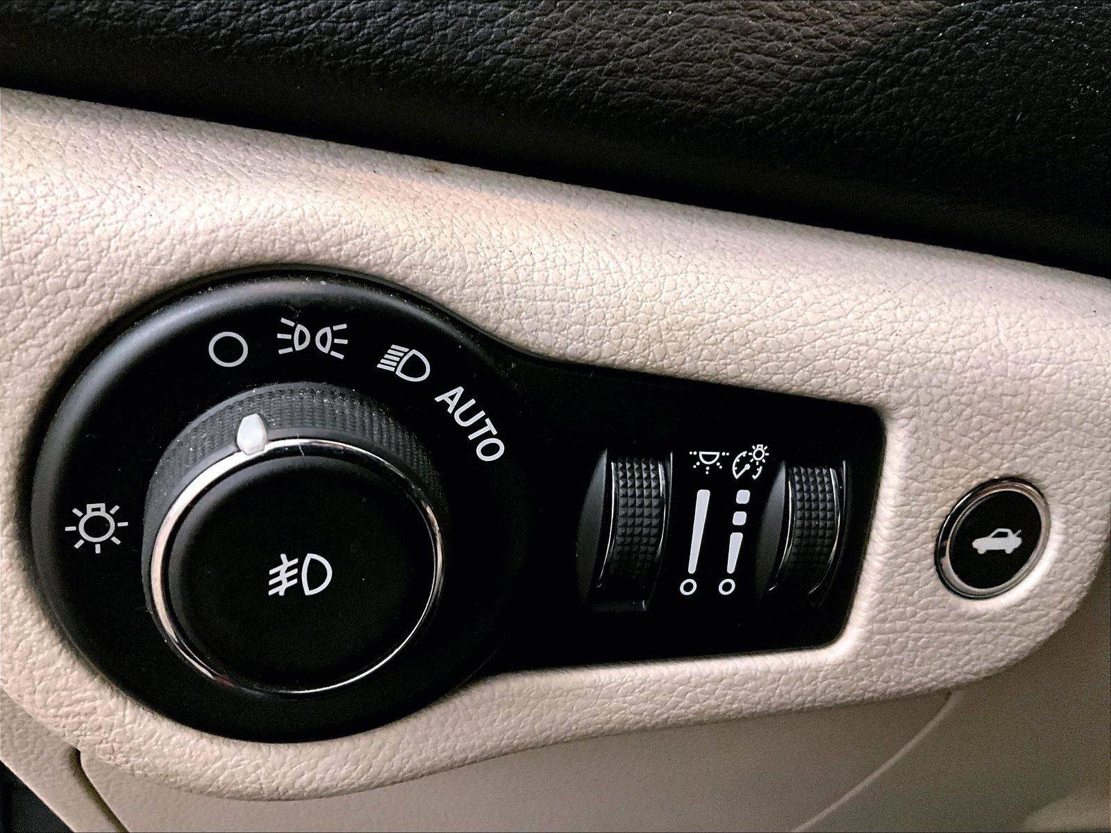 Used 2016 Chrysler 200 C image 30