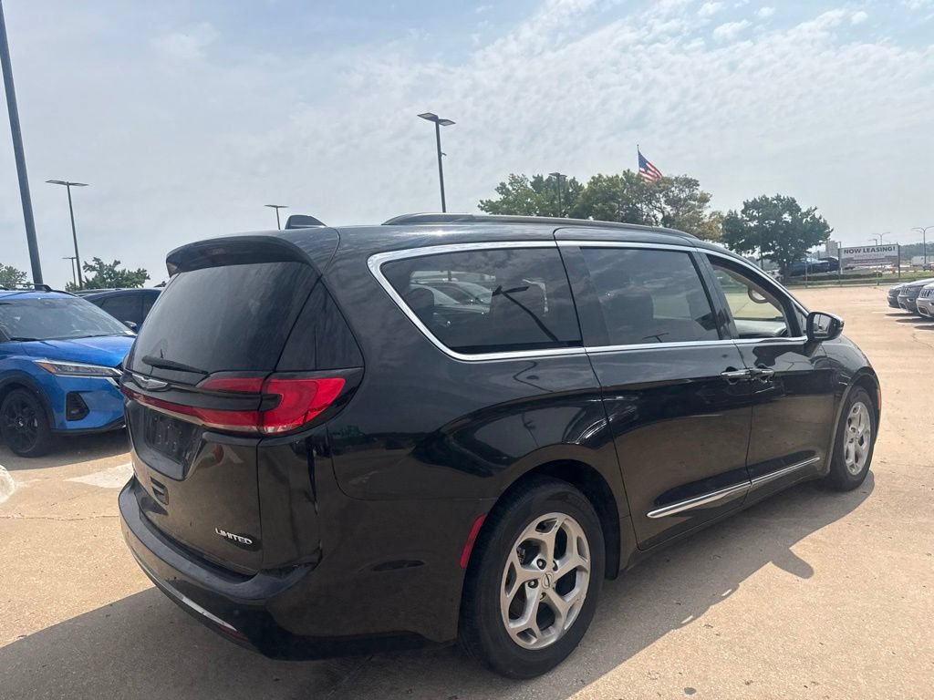 Used 2023 Chrysler Pacifica Limited FWD image 3
