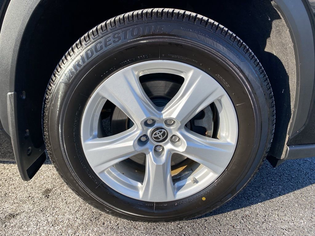 Used 2023 Toyota Highlander LE image 9