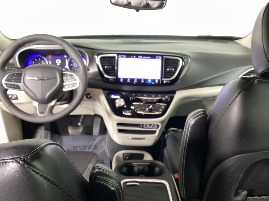 Used 2024 Chrysler Pacifica Touring-L image 19