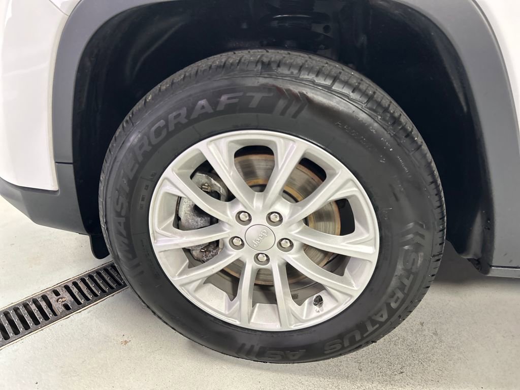 Used 2022 Jeep Cherokee Latitude Lux w/ Sun & Sound Group AWD/4WD image 9
