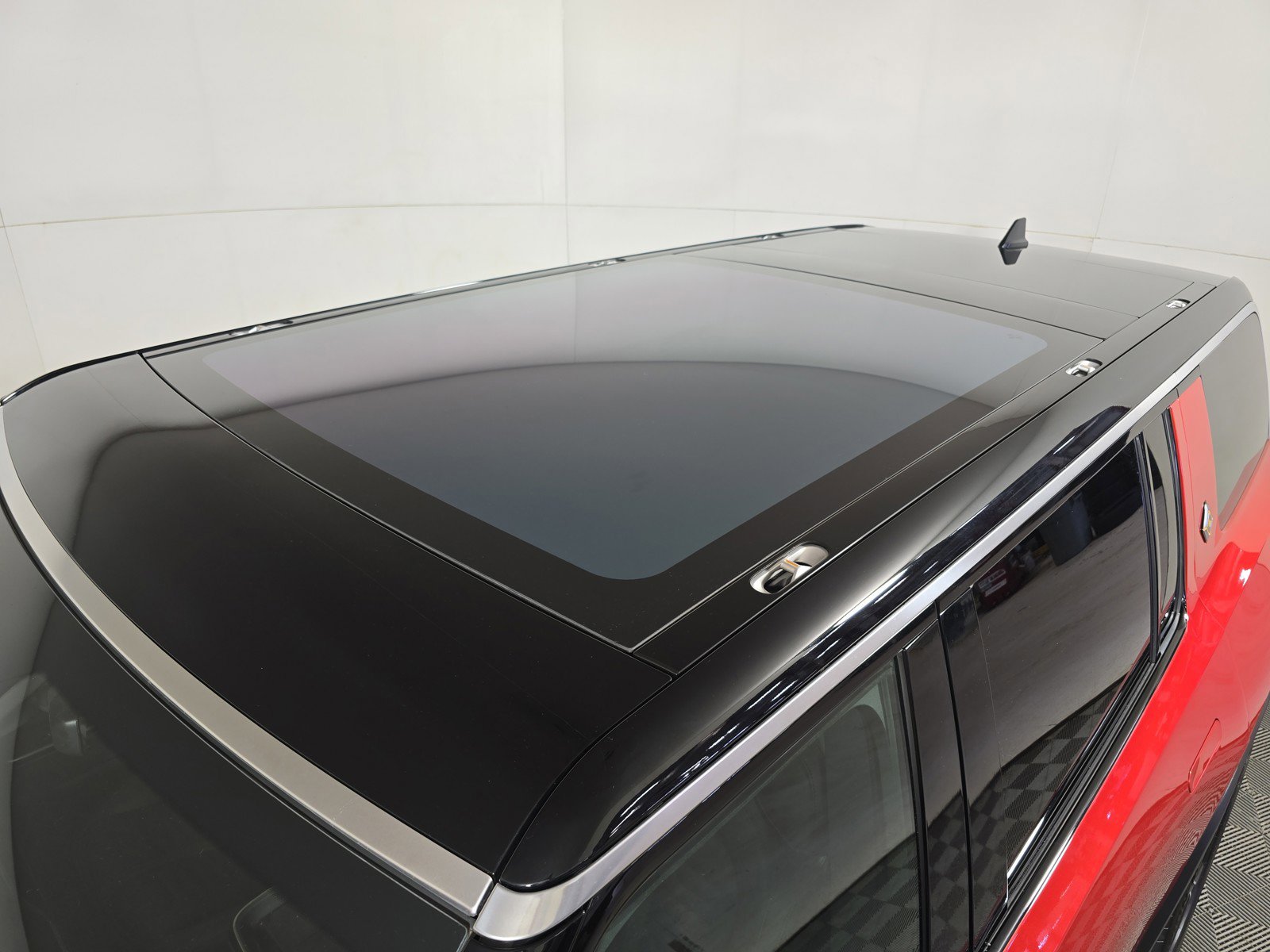 Used 2025 Rivian R1S Adventure image 13