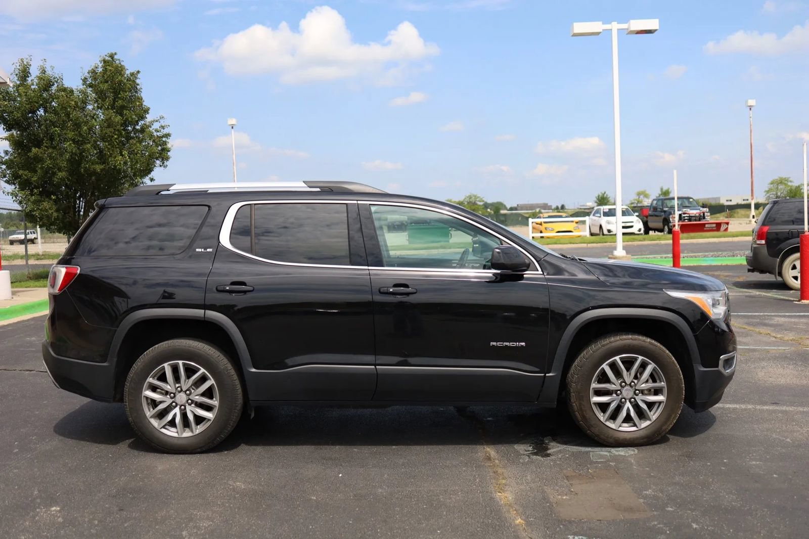 Used 2018 GMC Acadia SLE w/ LPO, Black Accent Package AWD/4WD image 4