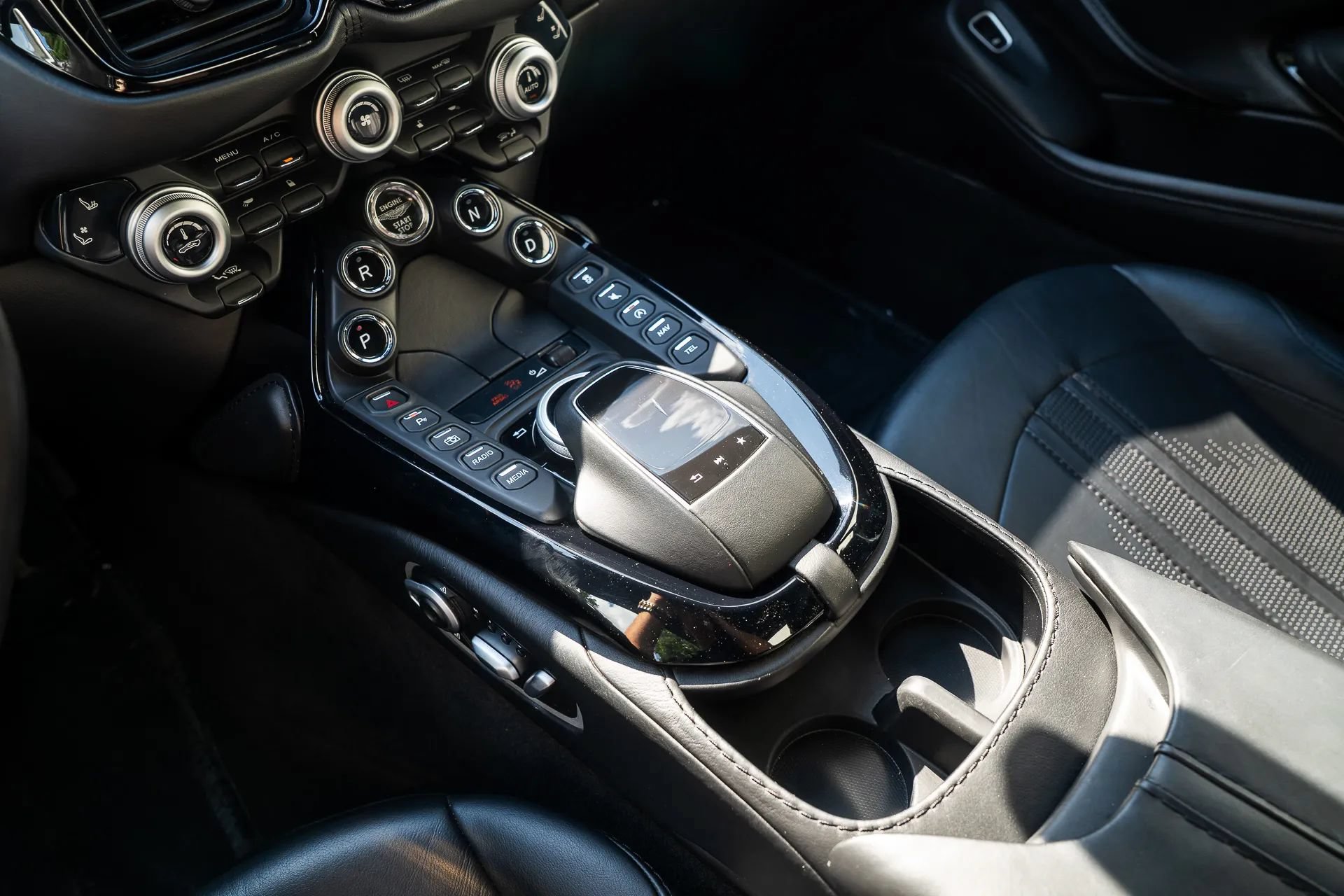 Used 2019 Aston Martin V8 Vantage Coupe RWD image 31