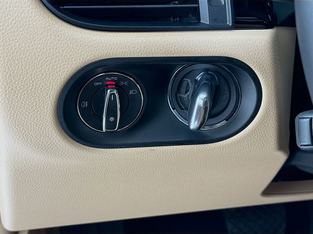 Certified 2025 Porsche Macan image 15