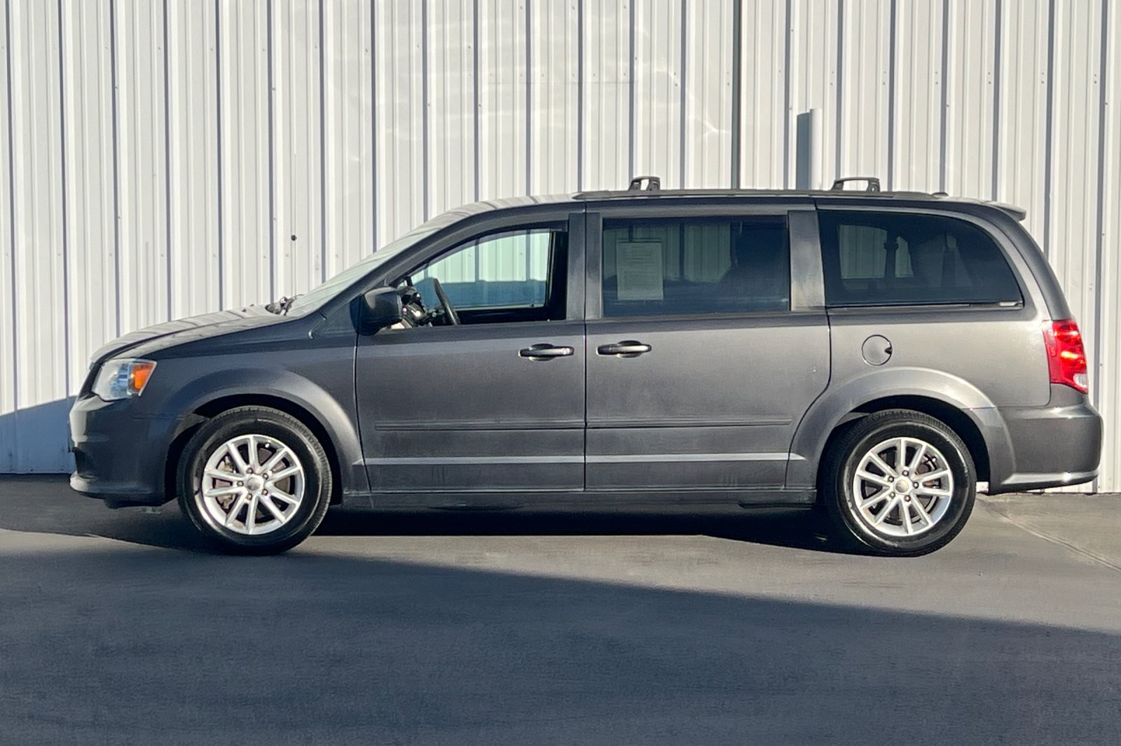 Used 2016 Dodge Grand Caravan SXT w/ UConnect Hands-Free Group FWD image 15