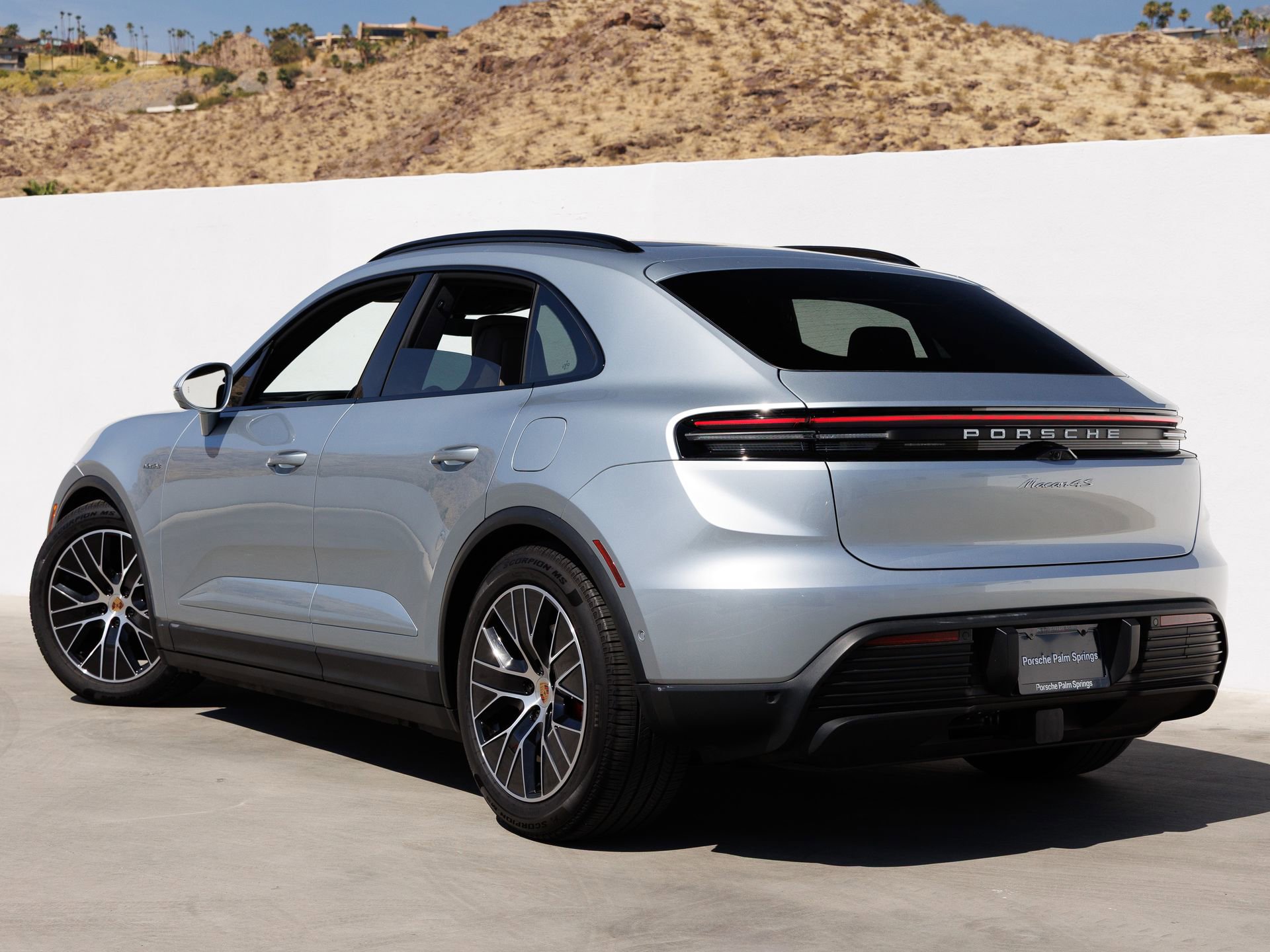Certified 2025 Porsche Macan 4S Electric AWD/4WD image 3