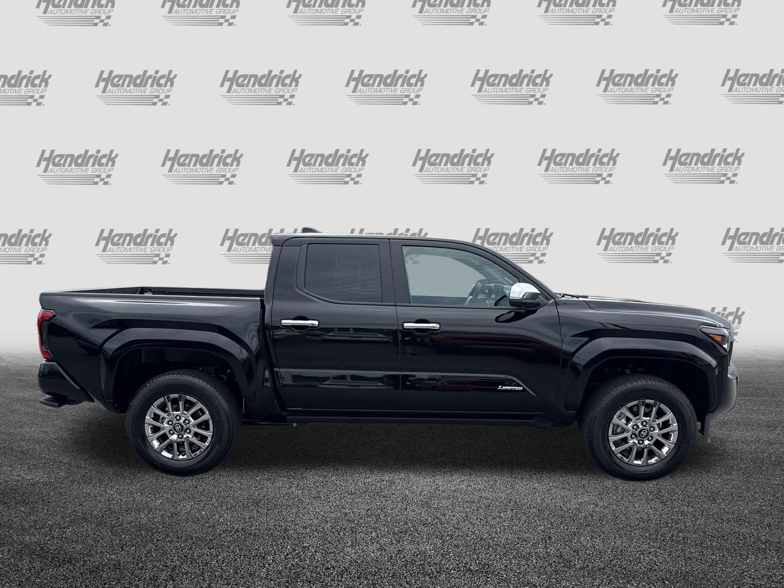 Used 2024 Toyota Tacoma Limited w/ Limited Package (LT) AWD/4WD image 11