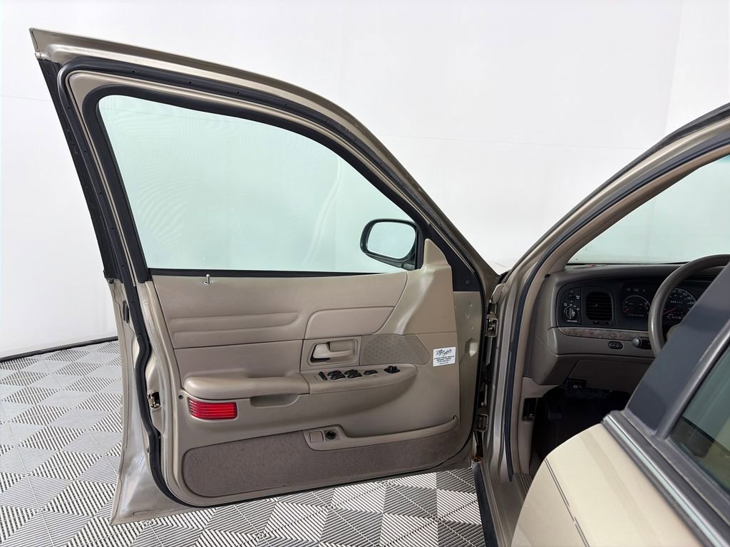 Used 1999 Ford Crown Victoria RWD image 10