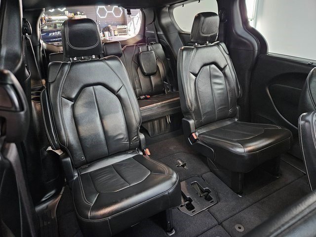Used 2020 Chrysler Pacifica Touring-L w/ S Appearance Package image 26