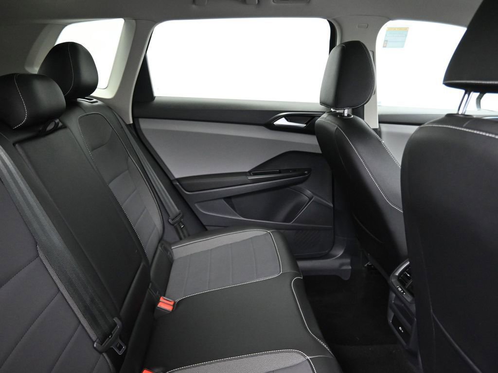 Used 2023 Volkswagen Taos SE w/ Panoramic Sunroof Package AWD/4WD image 11