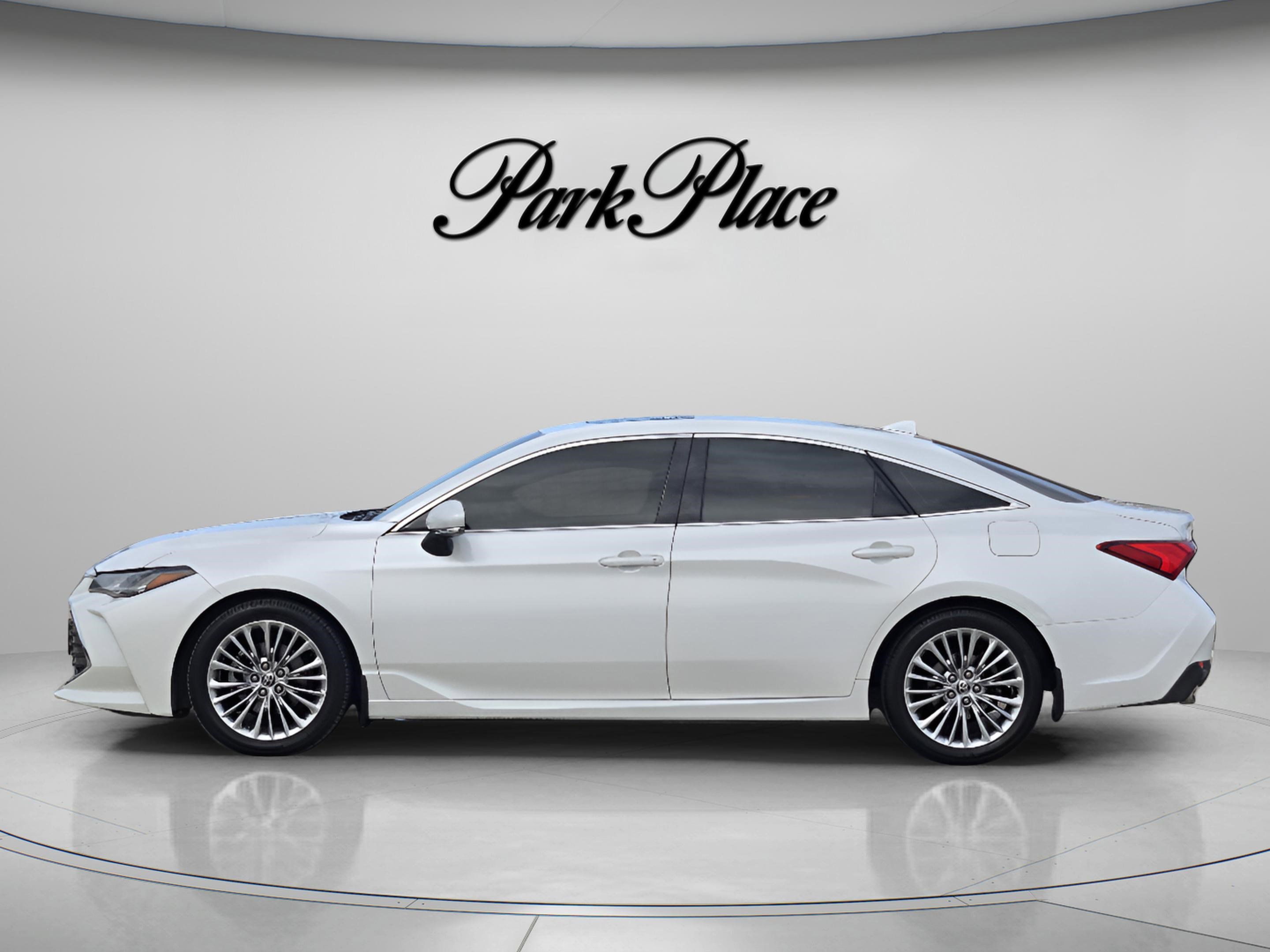 Used 2022 Toyota Avalon Limited image 2