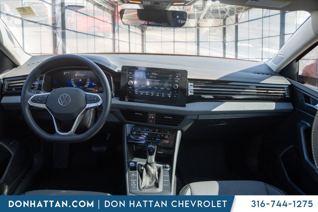 Used 2025 Volkswagen Jetta SE FWD image 4