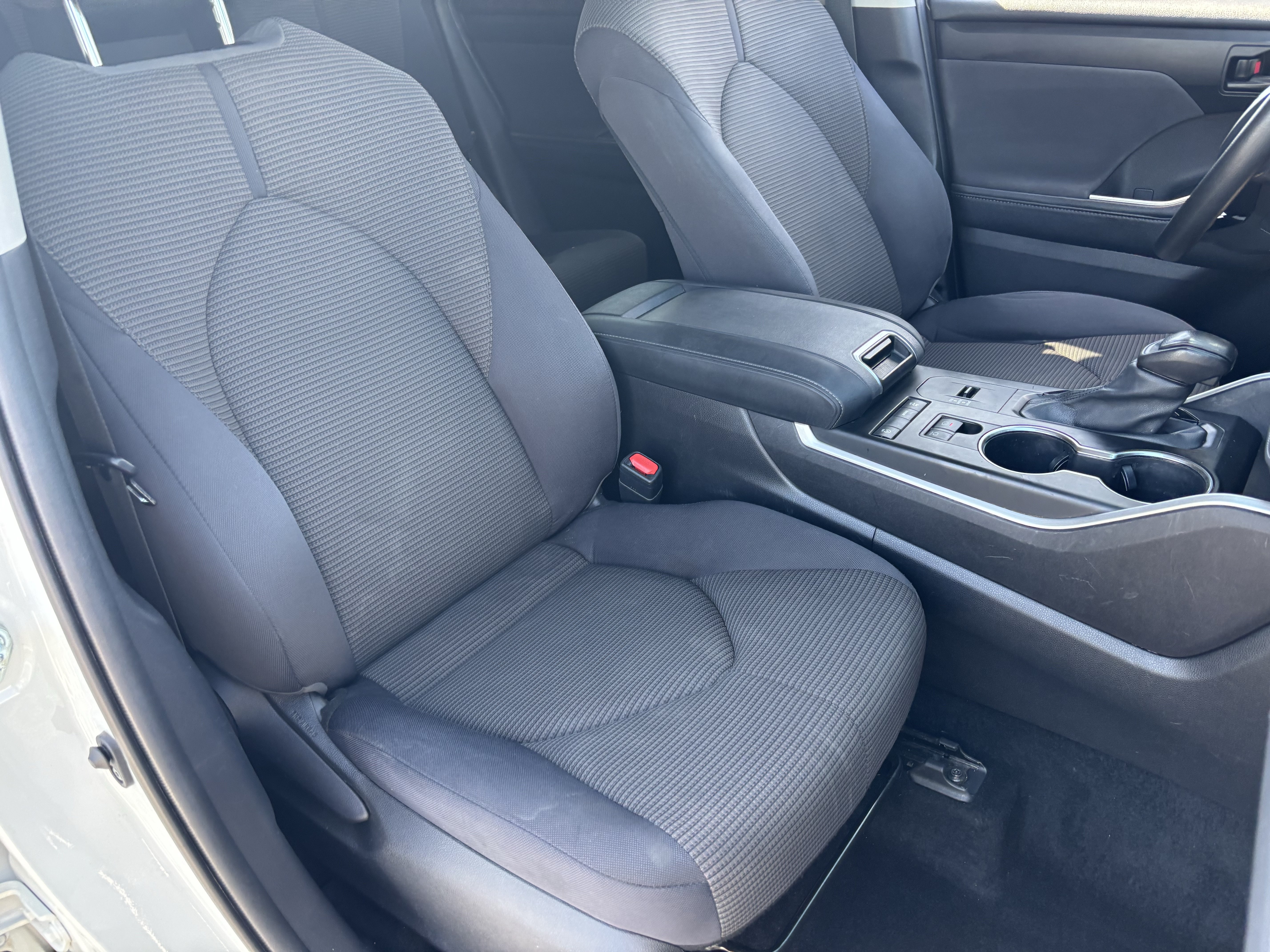 Used 2021 Toyota Highlander L FWD image 8