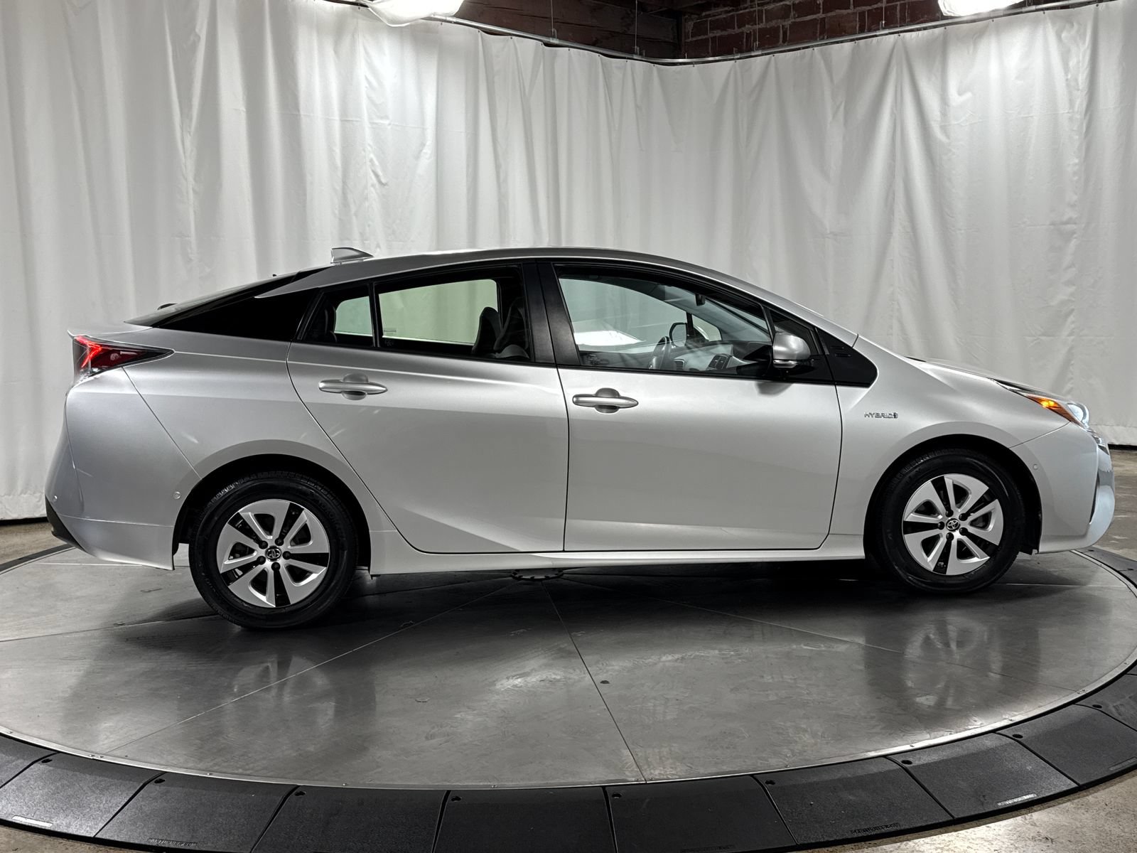 Used 2016 Toyota Prius FWD image 9