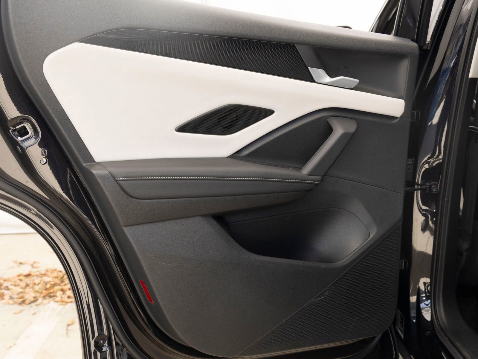 Used 2025 Volkswagen Tiguan SE image 18