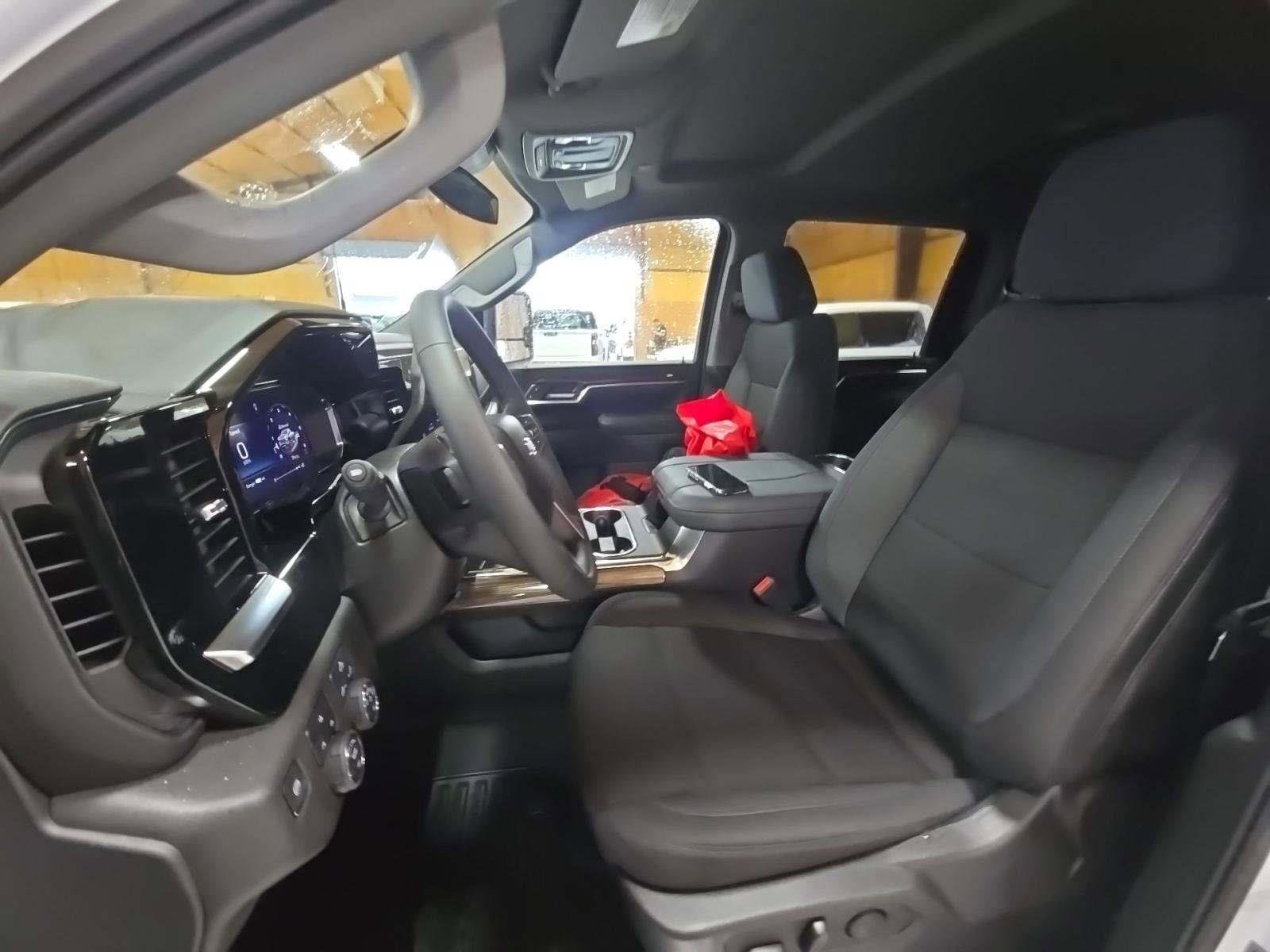 Used 2025 Chevrolet Silverado 2500 LT w/ Convenience Package image 5