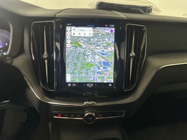 Used 2022 Volvo XC60 B5 Momentum image 22