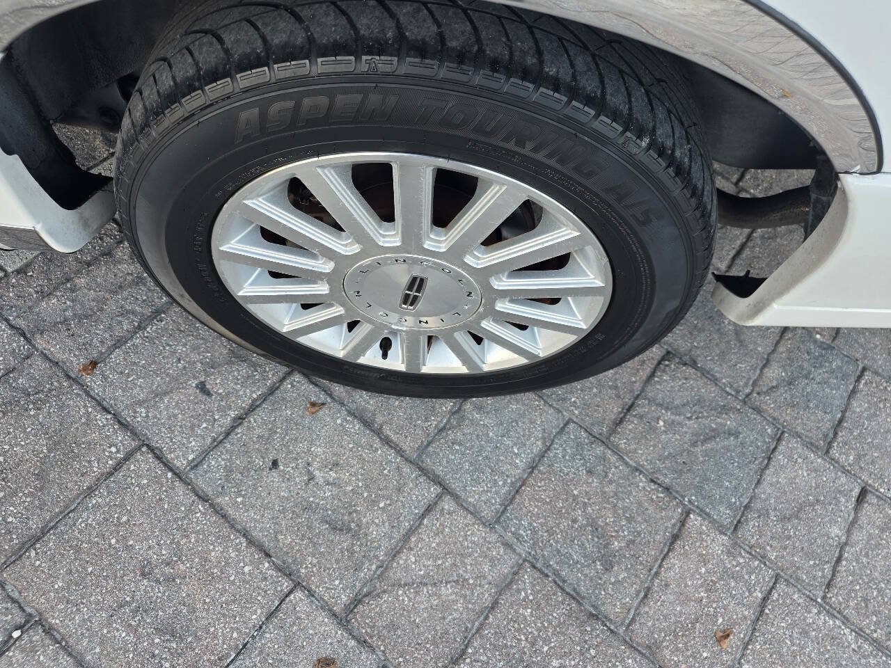 Used 2003 Lincoln Town Car Executive RWD image 19