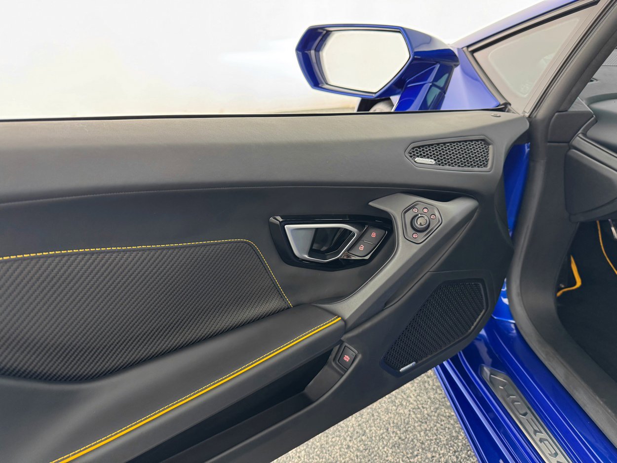 Used 2020 Lamborghini Huracan EVO image 14