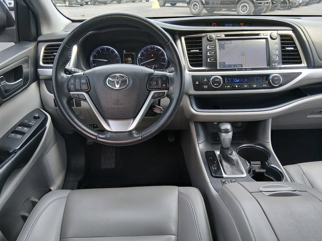 Used 2019 Toyota Highlander XLE FWD image 12