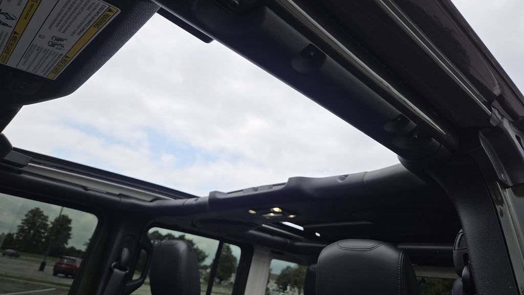 Used 2022 Jeep Wrangler Unlimited Rubicon w/ Trailer Tow Package AWD/4WD image 21