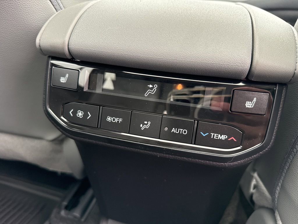 New 2026 Toyota Highlander Platinum image 10