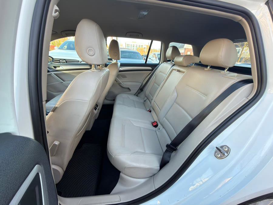 Used 2015 Volkswagen Golf S image 11