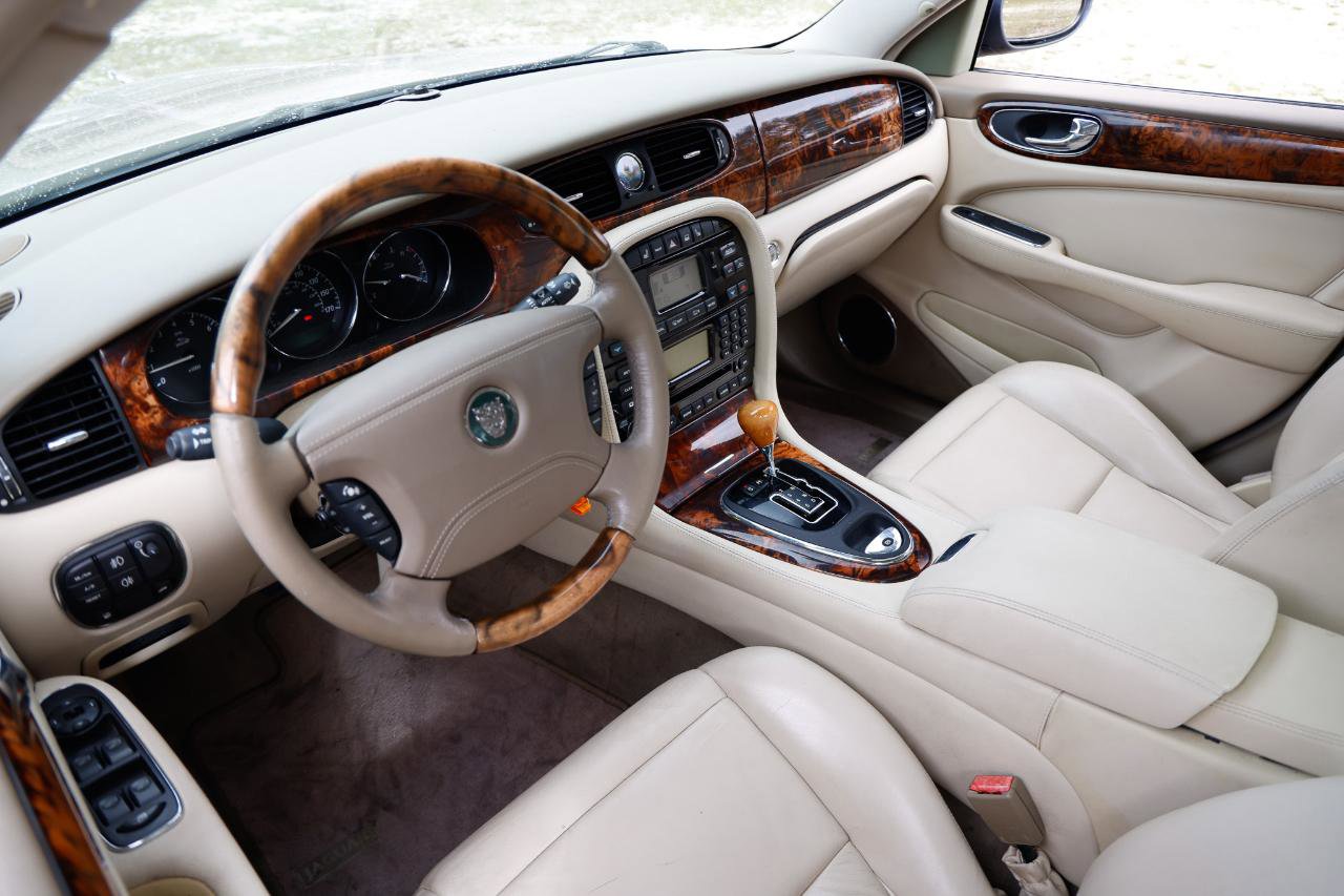 Used 2004 Jaguar XJ8 RWD image 4