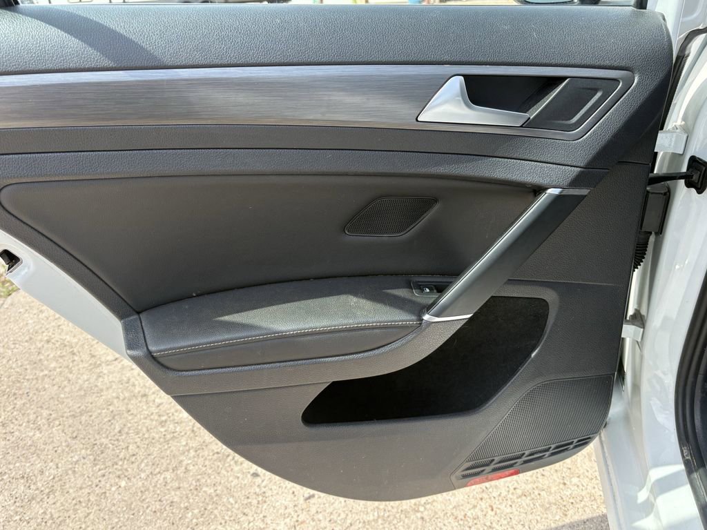 Used 2019 Volkswagen Golf SE image 22
