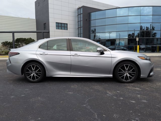 Used 2023 Toyota Camry SE image 4