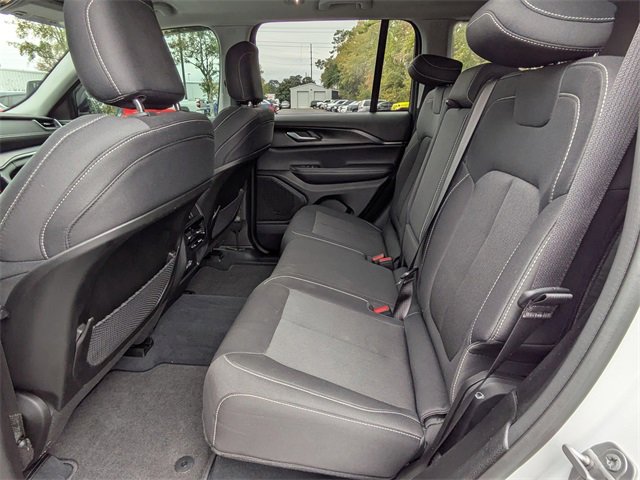 Used 2023 Jeep Grand Cherokee Laredo image 15