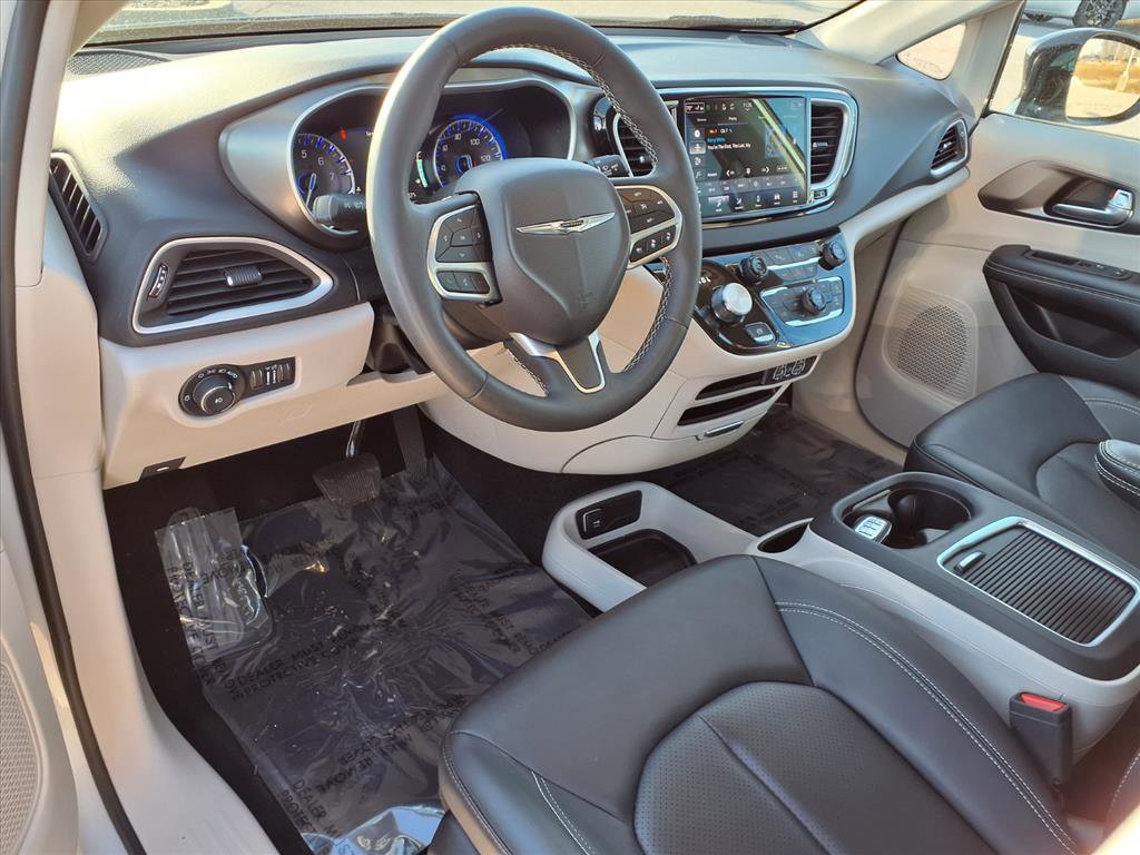 Used 2024 Chrysler Pacifica Touring-L image 5