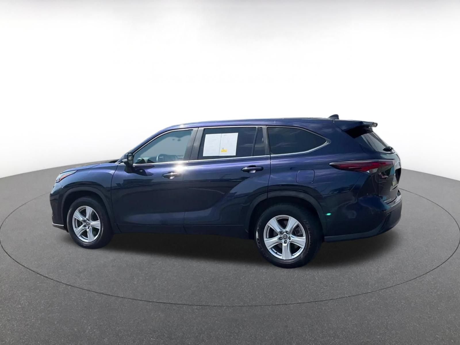 Used 2025 Toyota Highlander LE FWD image 8