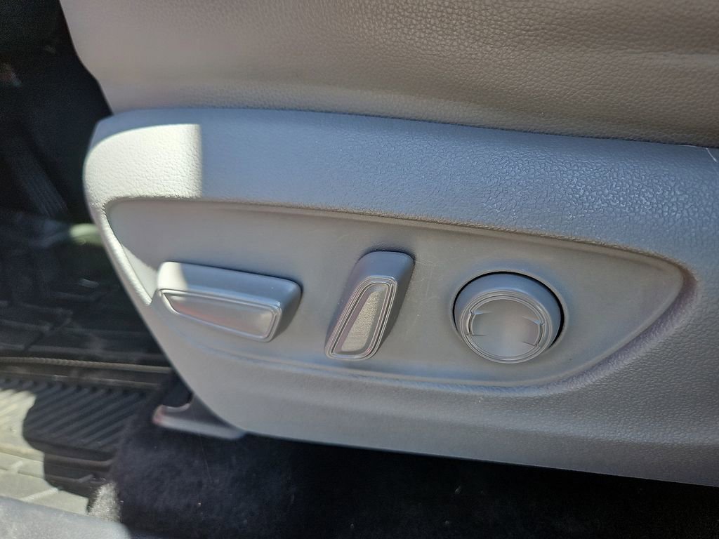 Used 2021 Toyota Highlander XLE AWD/4WD image 12