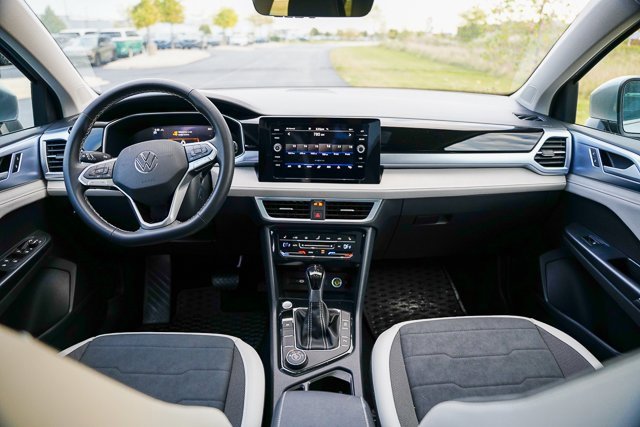 Certified 2025 Volkswagen Taos SE w/ Panoramic Sunroof Package image 23