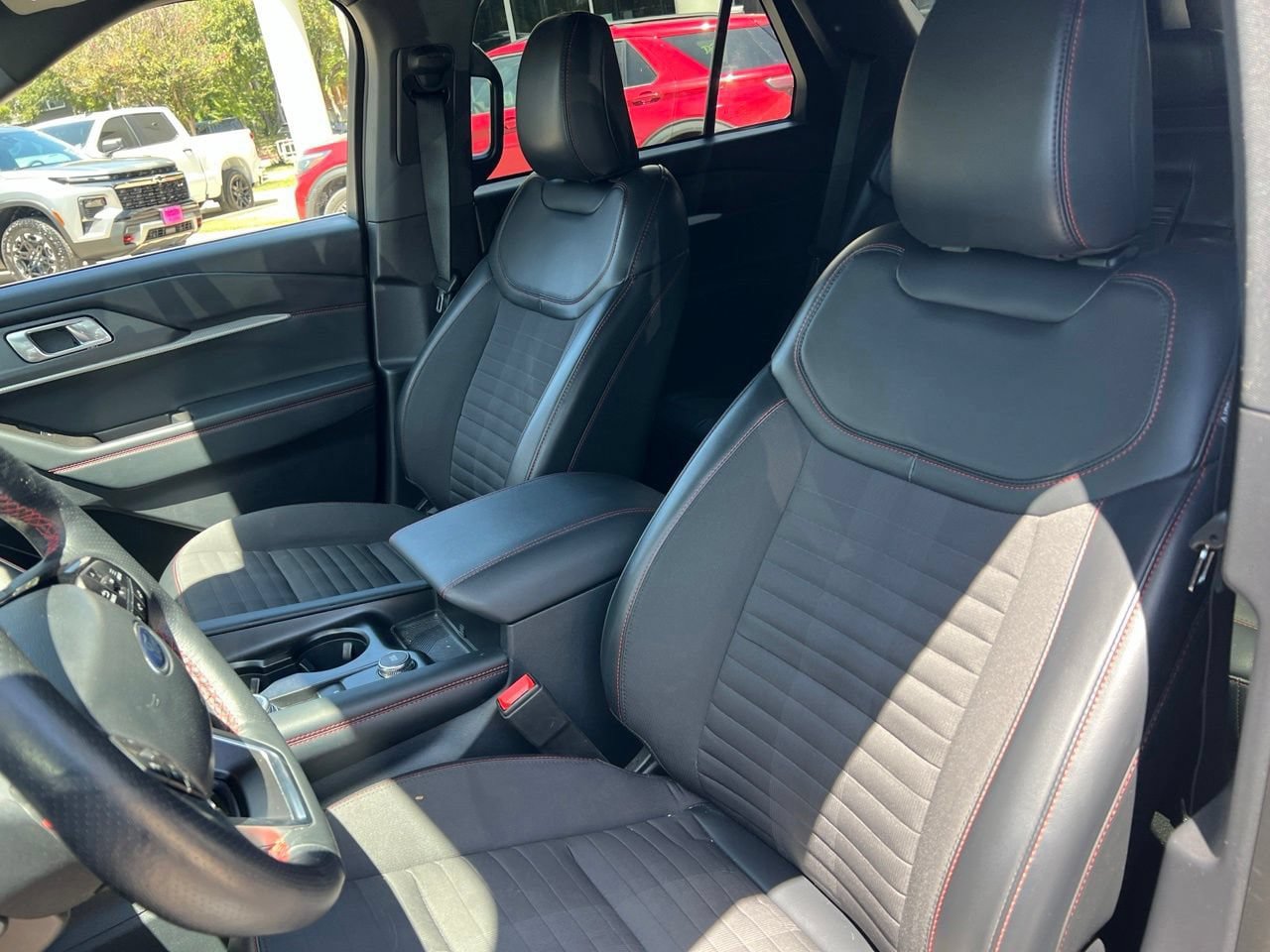 Used 2025 Ford Explorer ST-Line w/ ST-Line Street Pack AWD/4WD image 11