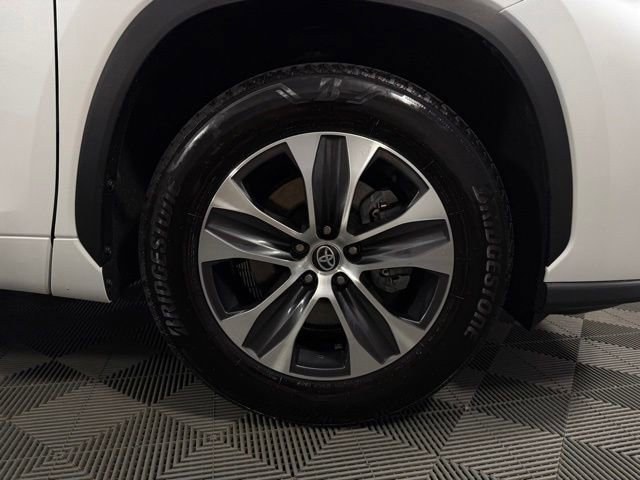 Used 2025 Toyota Highlander XLE FWD image 11