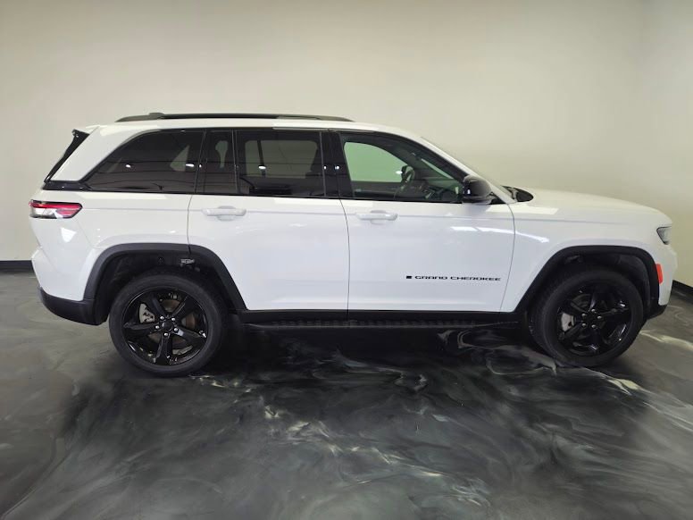 Used 2024 Jeep Grand Cherokee Limited w/ Luxury Tech Group II AWD/4WD image 7