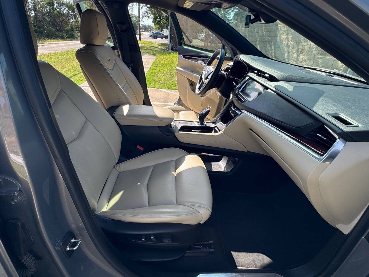 Used 2017 Cadillac XT5 Luxury w/ Driver Awareness Package FWD image 15