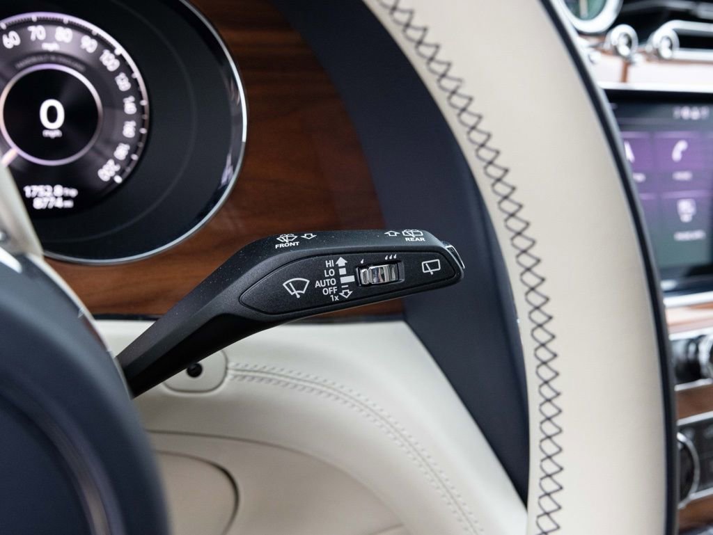 Used 2024 Bentley Bentayga image 38