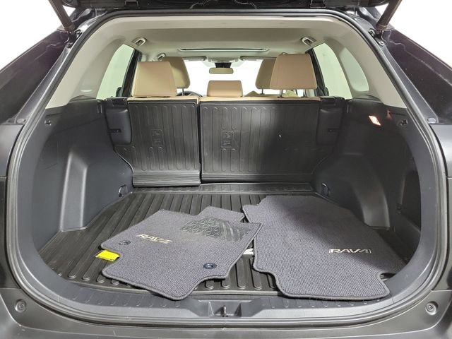 Used 2020 Toyota RAV4 XLE w/ Convenience Package FWD image 10