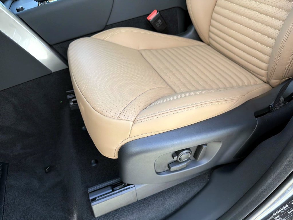New 2026 Land Rover Discovery Limited Edition AWD/4WD image 16