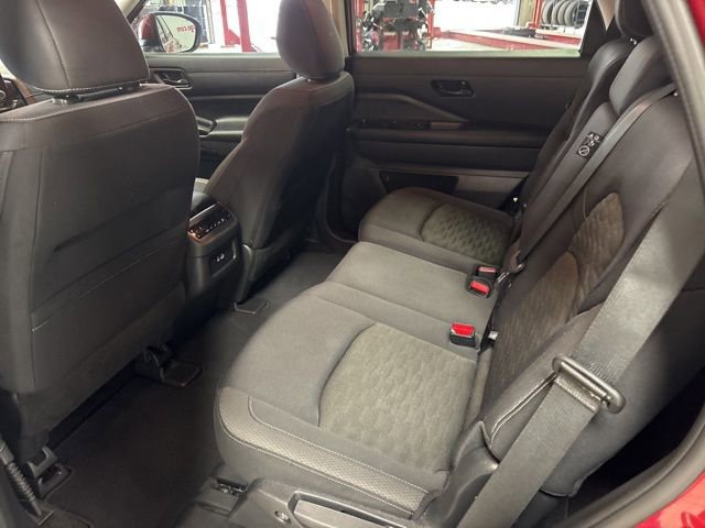 Used 2024 Nissan Pathfinder SV FWD image 11