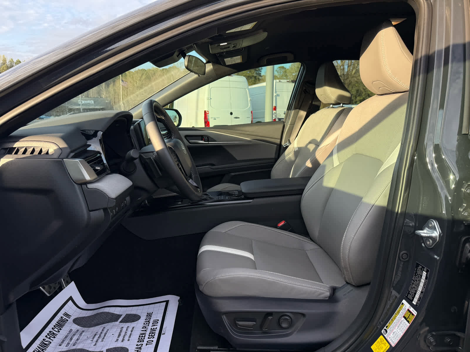 Used 2025 Toyota Camry SE image 12