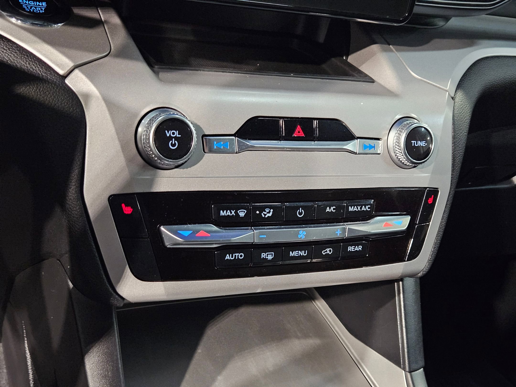 Used 2023 Ford Explorer XLT image 31